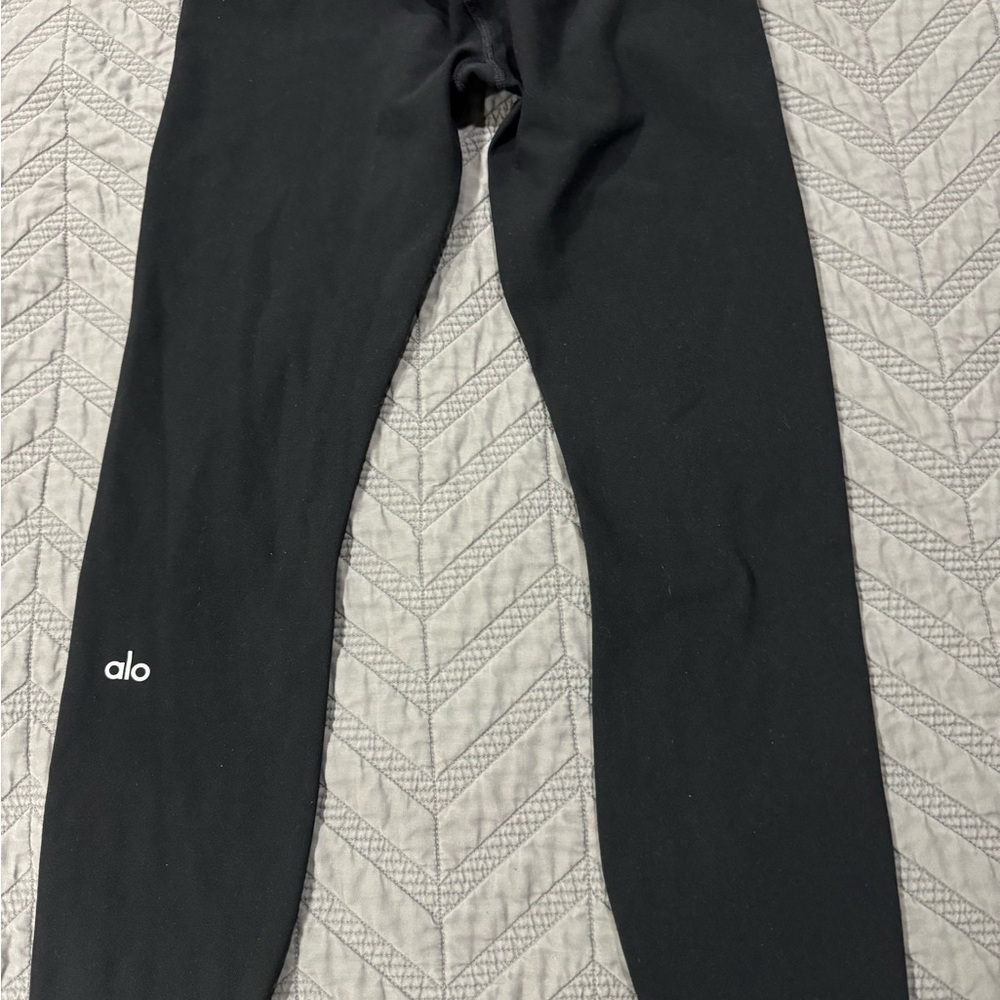 ALO Yoga Black Leggings Sleek Performance Design
